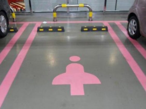Vrouwenparkeerplaats voorkomt schade