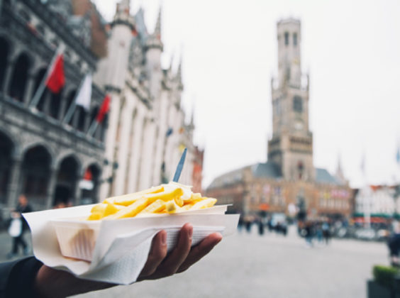 Patat of friet? De opvallendste verschillen tussen Belgen en Nederlanders (ook op het gebied van autohuur)