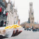 Patat of friet? De opvallendste verschillen tussen Belgen en Nederlanders (ook op het gebied van autohuur)