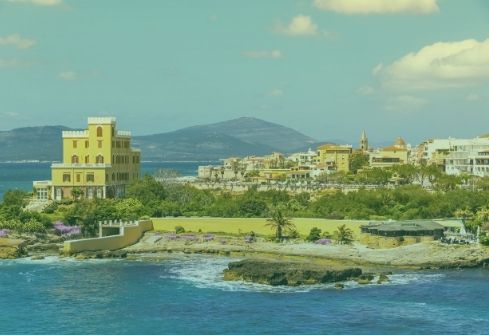 Stap in en ontdek deze 8 mooie plekken op Sardinië met je huurauto