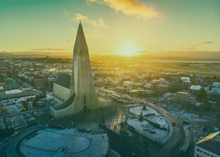 ijsland-hallgrimskirkja-kerk-en-reykjavik-stadsgezicht
