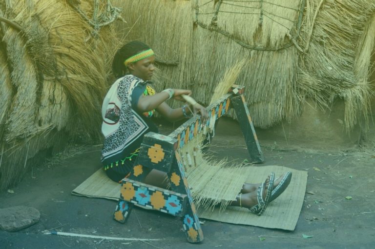 zuid-afrika-afrikaanse-zulu-vrouw-in-traditioneel-kostuum