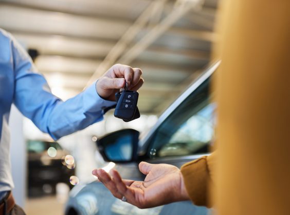 Autohuur ter plaatse regelen of vooraf boeken?