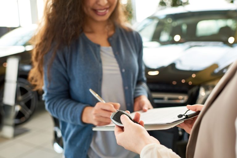 signing-contract-for-new-car