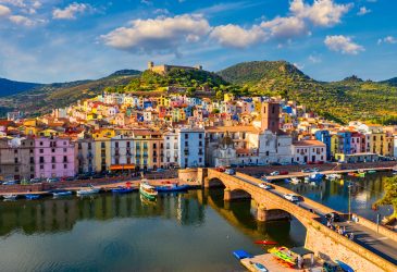 Stap in en ontdek deze 8 mooie plekken op Sardinië met je huurauto