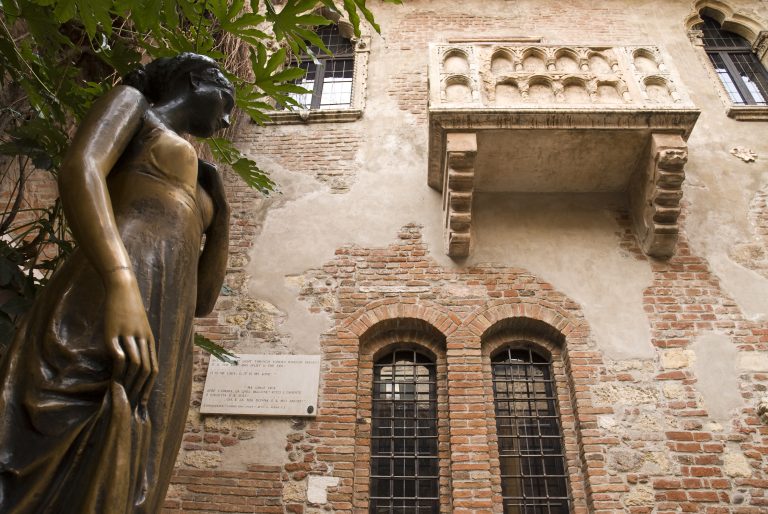 juliet-capulets-balcony-in-verona-italy-and-statue