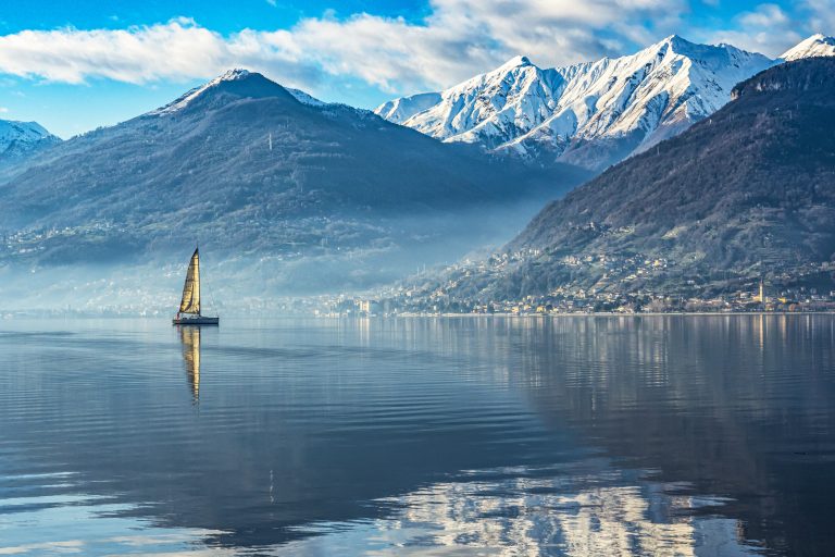 sail-boat-on-lake-como