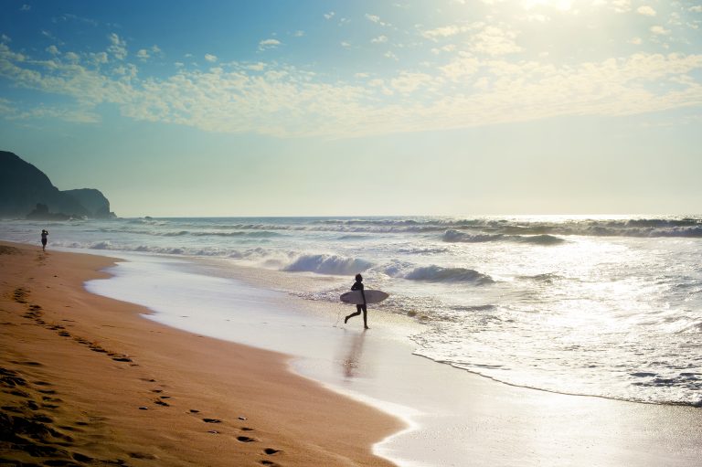 surfer-running-to-surf