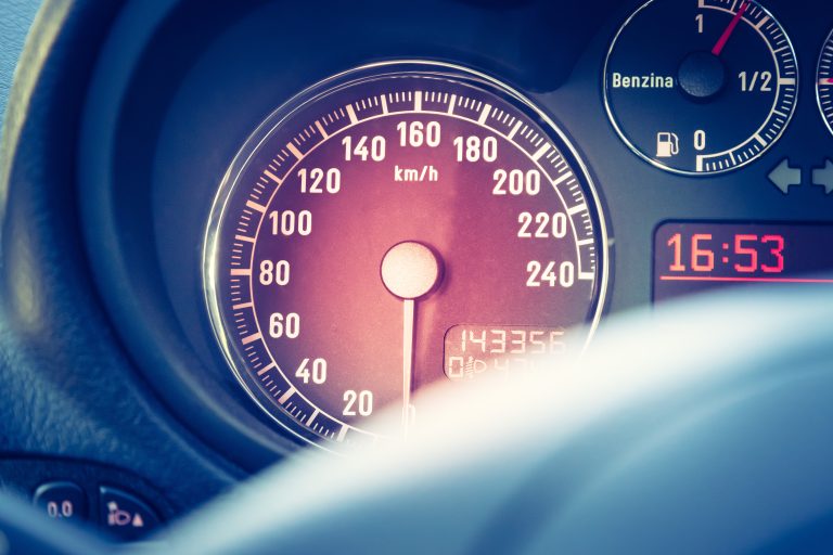 amaturenbrett-eines-sportwagens