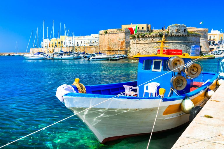 old-port-of-gallipoli-with-fishing-boats-and-medieval-angevin-aragonese-castle-in-salento-puglia-southern-italy
