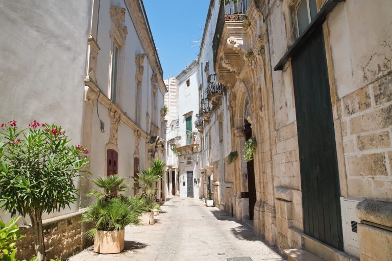 alleyway-martina-franca-puglia-italy