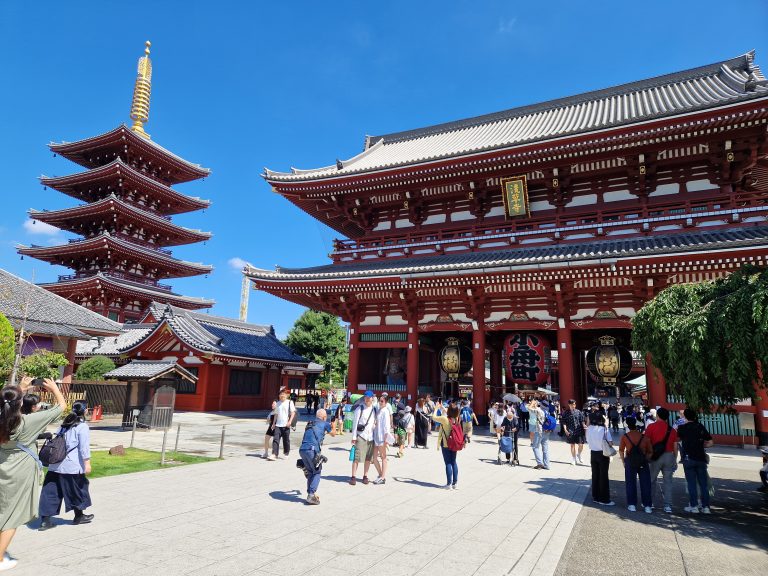 1-een-van-de-vele-tempels-die-tokyo-rijk-is