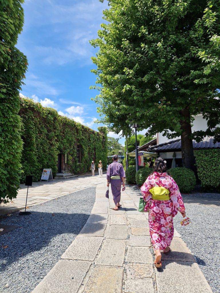1-traditioneel-geklede-japanners-in-de-straten-van-kyoto
