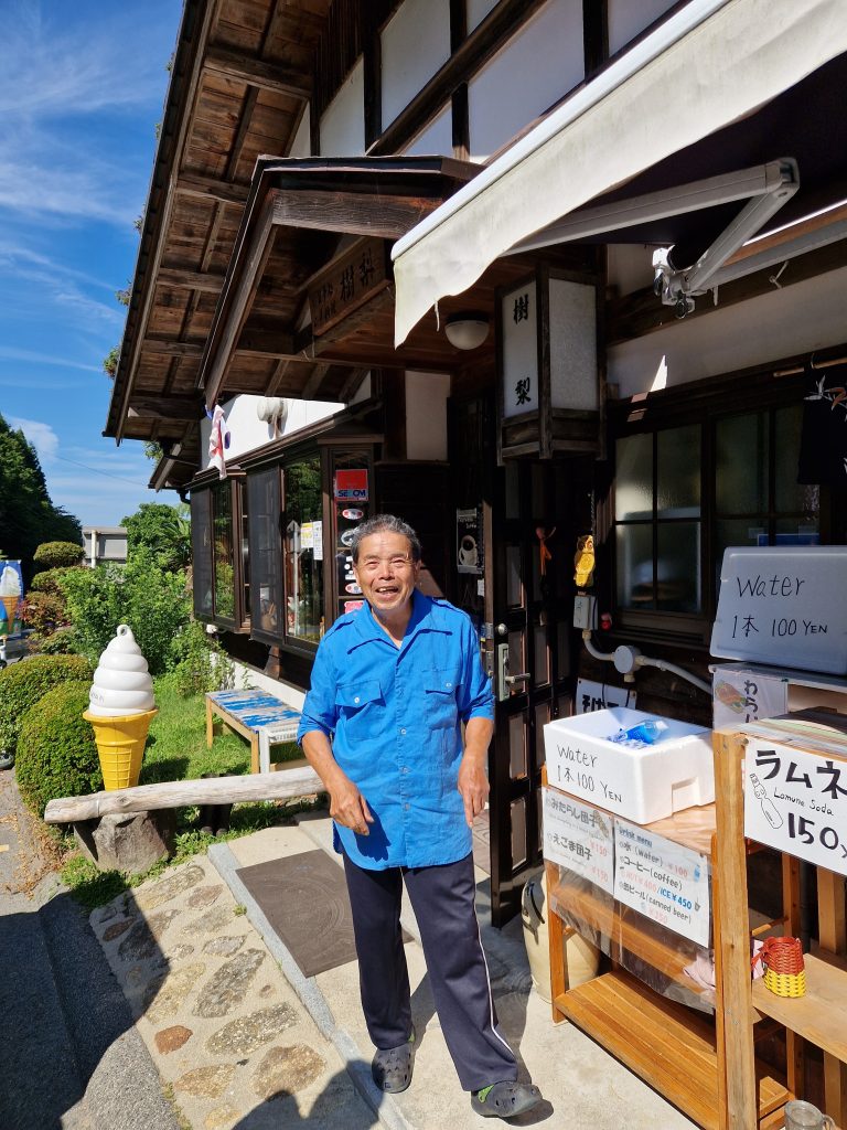 3-een-local-in-het-bergdorpje-magome