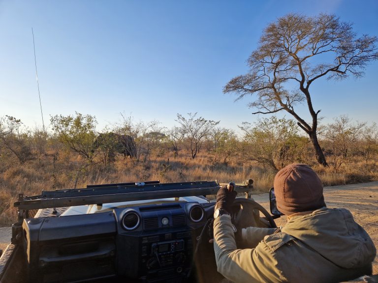 3-ga-met-een-ranger-op-pad-en-kom-op-de-ongebaande-paden