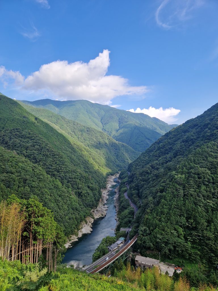 3-je-rijdt-in-japan-door-een-prachtige-natuur