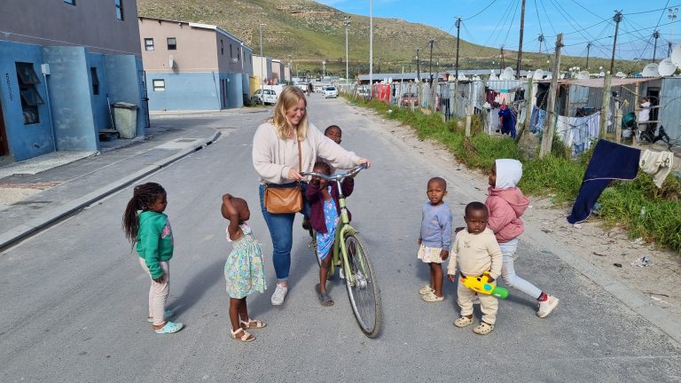 8-fietsen-door-een-township-met-de-meest-enthousiaste-kinderen-die-graag-bij-je-op-de-fiets-stappen