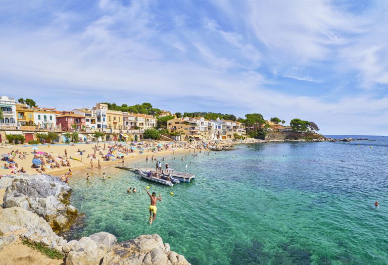 platja-del-canadell-the-large-beach-at-calella-de-palafrugell-girona-costa-brava-catalonia-spain