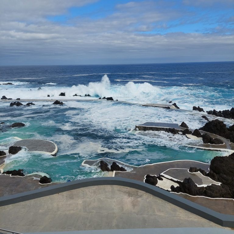 foto-natuurzwembad-in-zee-porto-moniz